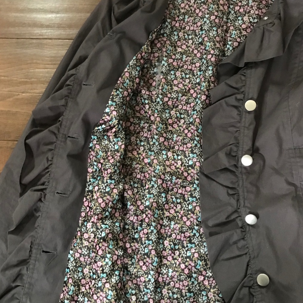 Lightweight Gray Jacket With Ruffles - Picture 4 of 6